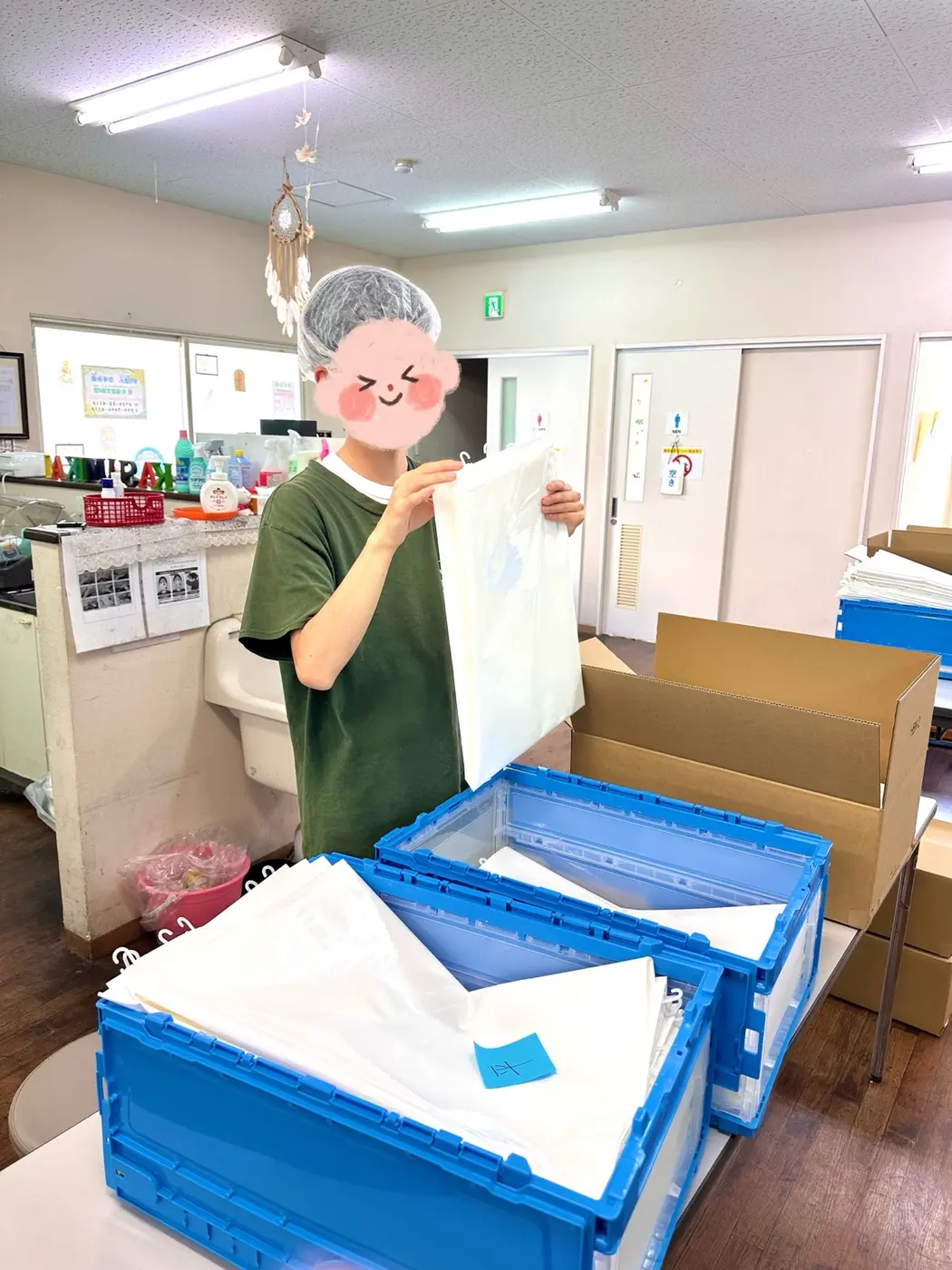 製品を確認しながら梱包する様子